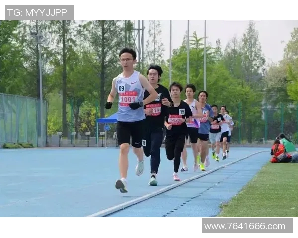 退役足球明星在晨曦中跑步的动人瞬间展现运动魅力与坚持精神